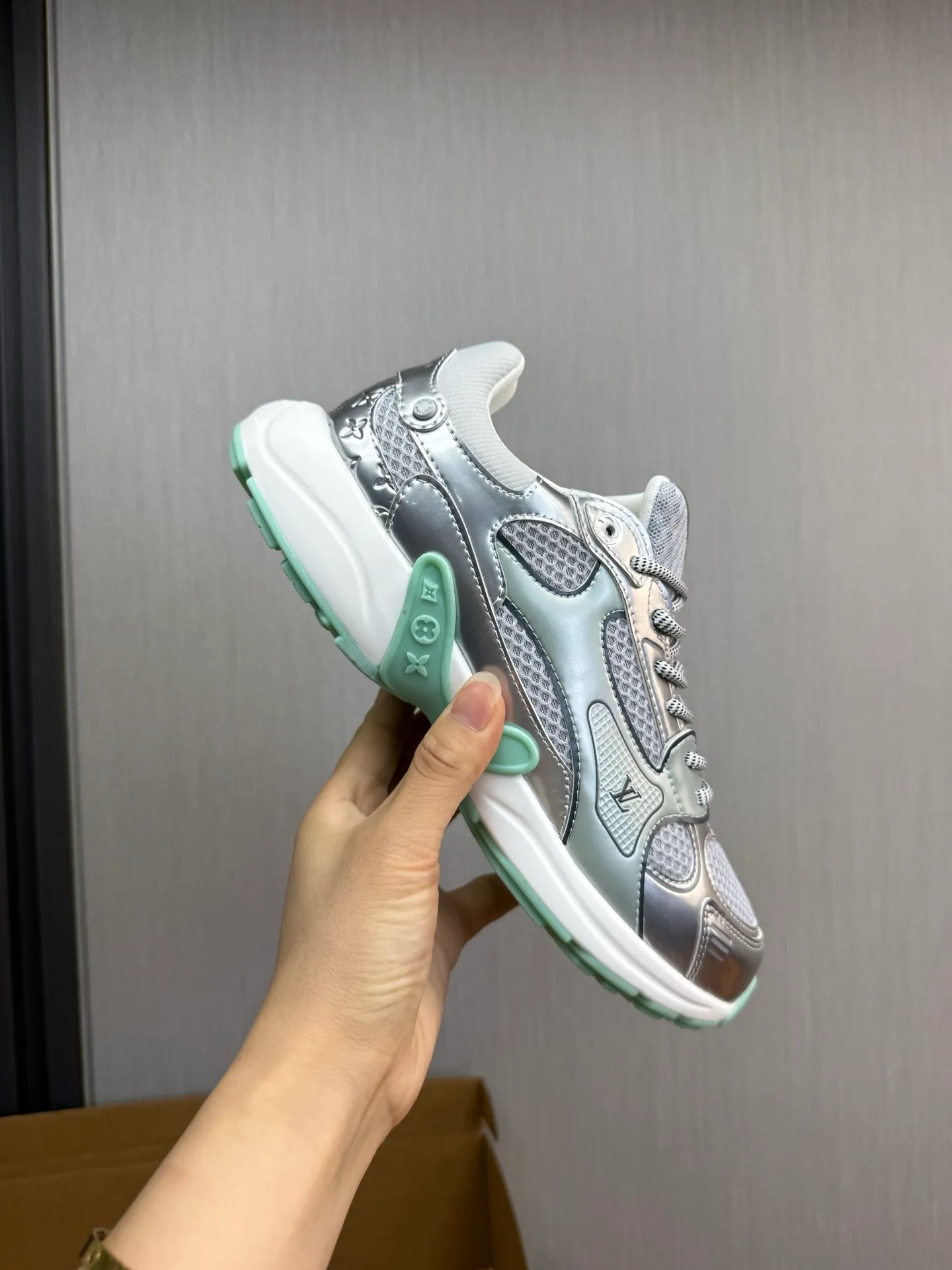 Men's shoes 💰600💰 🌈LV | Louis Vuitton 2025𝐬𝐬 🧡💚2025 spring and summer new style top version‼ ️The original version is the same. The counter specializes in the latest casual shoes. Hard goods are new🆕 🔥🔥🔥Top version: Couple model LV Louis Vuitton L House Donkey brand The latest Olympia series Couple model Silver Horn King Casual sneakers Running shoes This LV Olympia sneaker combines mesh fabric and metallic synthetic leather and other technical fabrics to reinterpret the classic running shoe design with a neat and simple design. Lightweight EVA outsole provides a stretchy fit. Rich details such as Monogram embossing and LV letters establish recognition. Exquisite packaging at the delivery counter 🛍📦 ▪️Fabrics: Original imported technical fabric + mesh ▪️Inner lining: Original customized breathable mesh ▪️Sole: Original molded rubber foam material ▪️Sole thickness: 3.5CM ▪️Size: 35--45 (customized for women 40 and men 45)